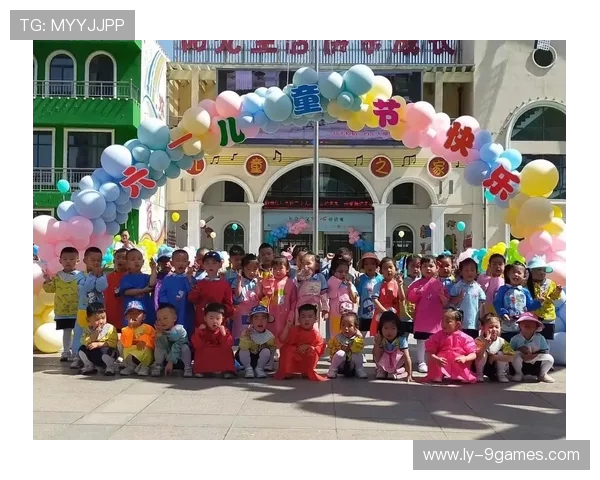 《幼儿园亲子互动游戏：下雨下雨雨停了，快乐成长在欢声笑语中》